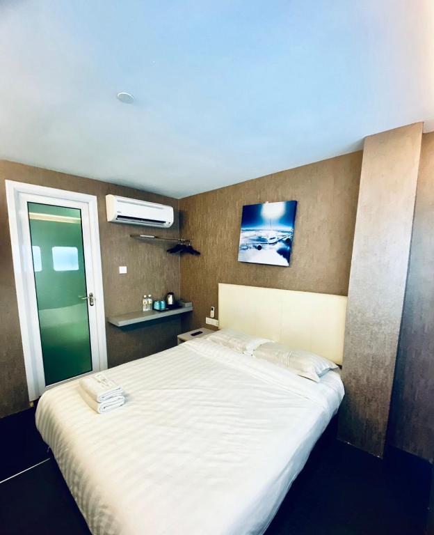 Economy Queen Room